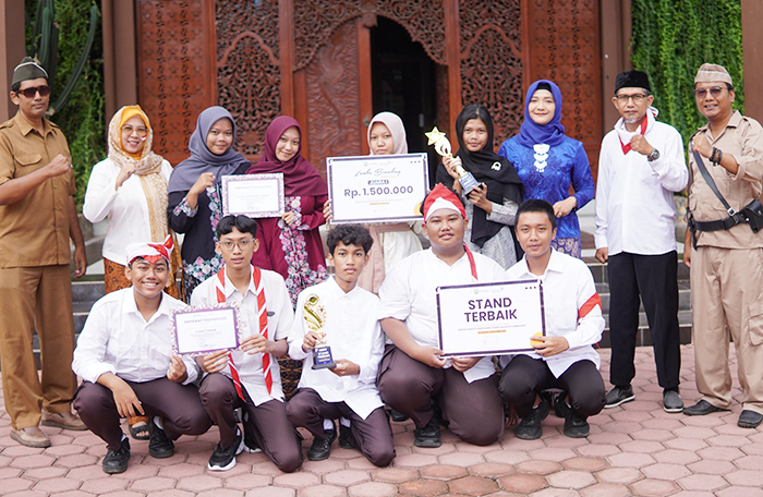PRESTASI MEMBANGGAKAN : Siswa-siswi SMAN 2 Situbondo menerima berbagai penghagaan bergengsi dari berbagai perlombaan akademik dan non akademik