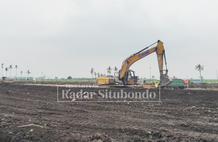 MEMAKAI ALAT BERAT: Pengerjaan Bandara Kasa di Desa Wringin Anom Kecamatan Asembagus Situbondo, Senin (29/12).