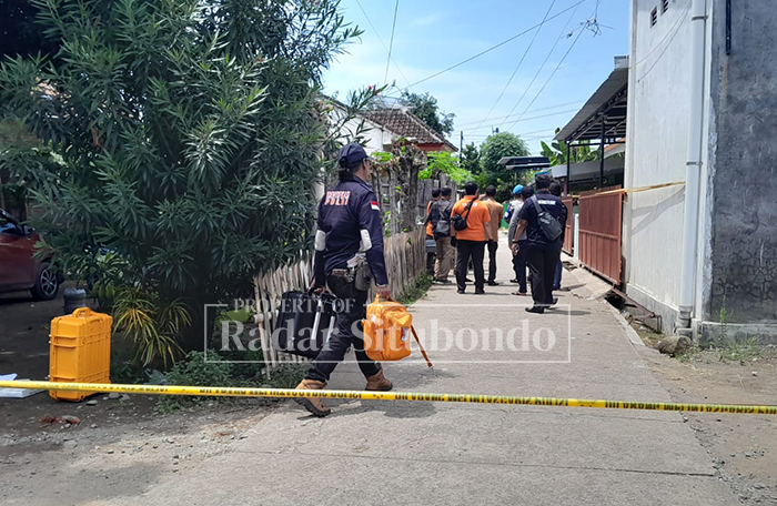 TIM GABUNGAN: Anggota Polda Jatim melakukan olah tempat kejadian perkara (TKP) di rumah Suningsih, 38, Desa Demung, Kecamatan Besuki, Senin (29/12).