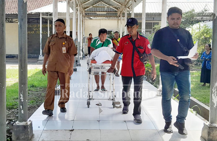 PEMULANGAN JENAZAH: Jenazah Niah, 18, warga Desa Demung, Kecamatan Besuki, dipulangkan dari kamar jenazah RSUD Situbondo, Senin (29/12).