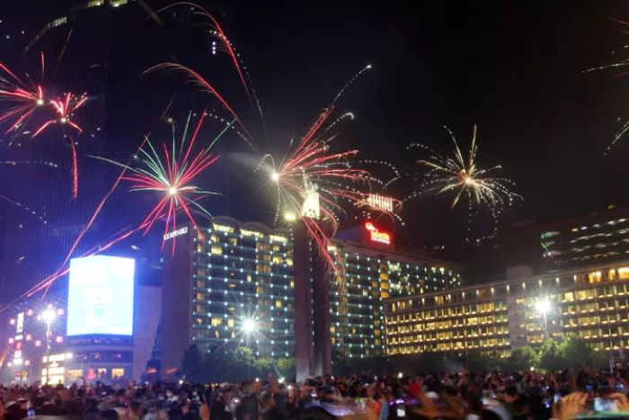 Pesta kembang api di Jalan Sudirman-Tamrin, Jakarta (1/1/2022).