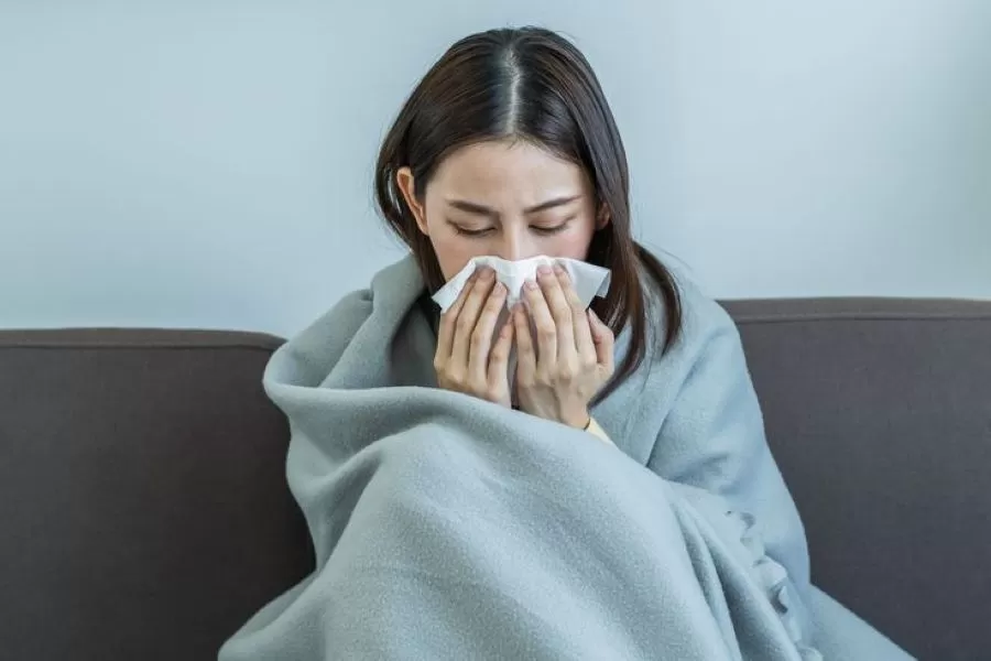 Ilustrasi seorang wanita terpapar flu.