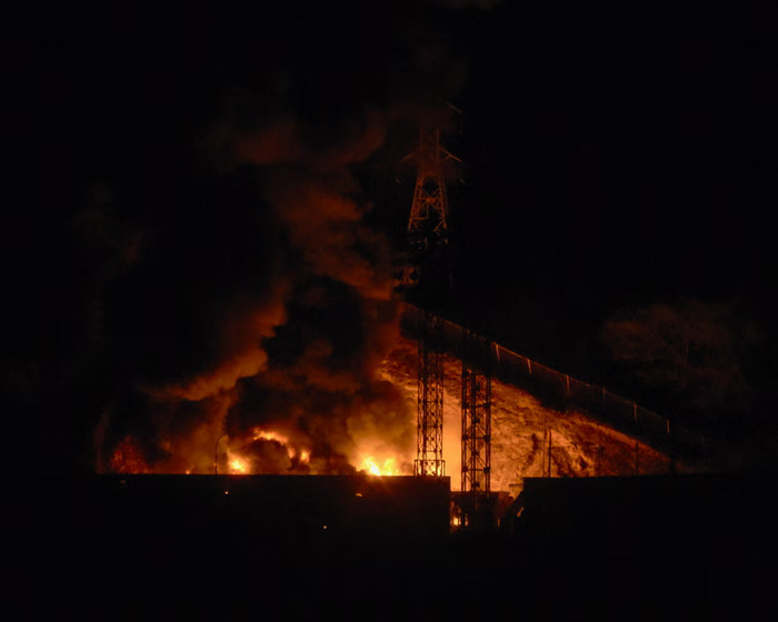 Kebakaran di Fuerte Tiuna, komplek militer terbesar di Venezuela, setelah serangkaian ledakan di Caracas.
