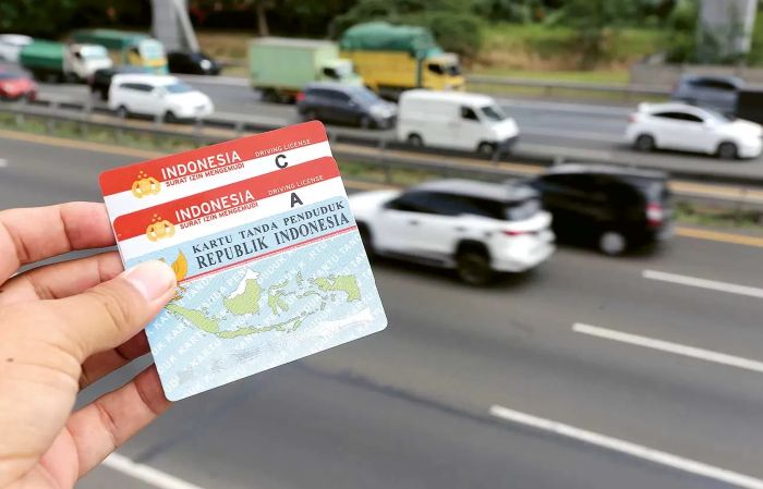 Ilustrasi SIM dan KTP.