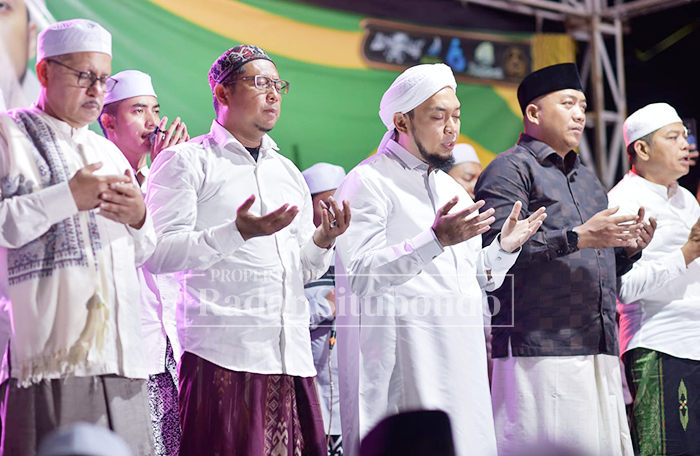 SAKRAL: Muhammad Sulaiman S.H (dua dari kiri) bersama Kiai Azaim Ibrohimy (tiga dari kiri) dan Bupati Situbondo Yusuf Rio Wahyu Prayogo (empat dari kiri) membaca selawat, di Wisata Beach Forest.