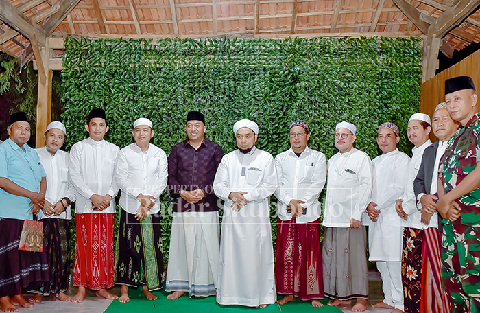 SAKRAL: Muhammad Sulaiman S.H (dua dari kiri) bersama Kiai Azaim Ibrohimy (tiga dari kiri) dan Bupati Situbondo Yusuf Rio Wahyu Prayogo (empat dari kiri) membaca selawat, di Wisata Beach Forest.