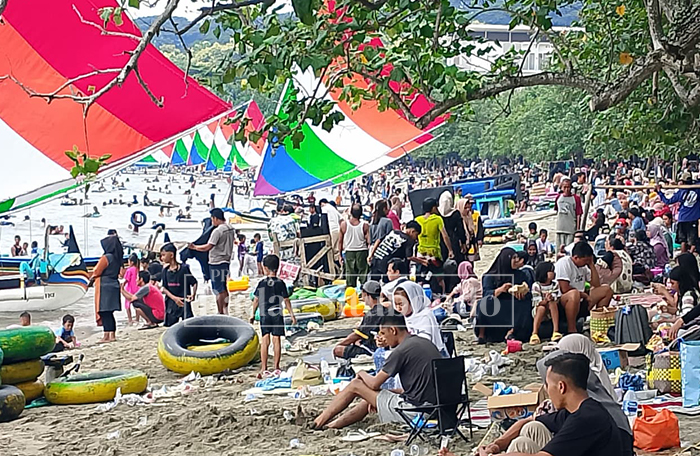 RAMAI: Pengunjung dari berbagai daerah memadati Pantai Pasir Putih di Kecamatan Bungatan dalam momen liburan tahun baru, belum lama ini.