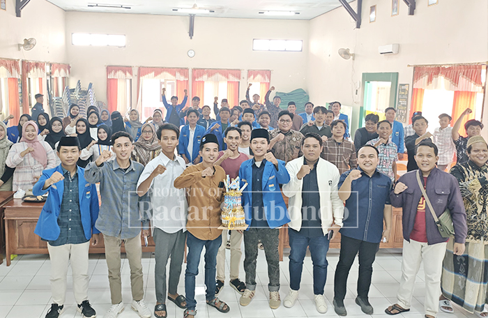 ABADIKAN MOMEN: Mantan Ketua Komisyariat PMII STAINH bersama puluhan kader PMII foto bersama di aula kementrian Agama (Kemenag) Situbondo, Minggu (4/1).