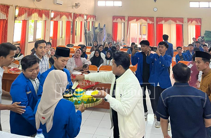 POTONG TUMPENG: Mantan Ketua Komisyariat PMII STAINH bersama puluhan kader PMII foto bersama di aula kementrian Agama (Kemenag) Situbondo, Minggu (4/1).