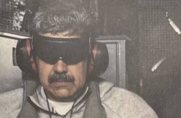 Foto Presiden Venezuela, Nicolas Maduro saat ditahan di kapal USS Iwo Jima, Sabtu (3/1).