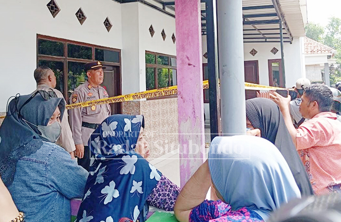 - Kasus dugaan pembunuhan satu keluarga di Desa Demung, Kecamatan Besuki, masih terus didalami oleh Satreskrim Polres Situbondo. Dugaan motif sementara akibat sengketa harta kekayaan.