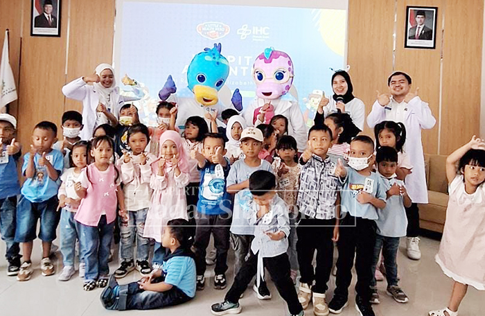 RAMAH ANAK: Dokter IHC RS Elizabeth foto bersama anak Taman Kanak-Kanak (TK) aula IHC RS Elizabeth, Minggu lalu (4/1).