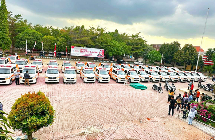 BERJEJER: Sebanyak kurang lebih 38 unit mobil ambulans terparkir di halaman Kantor Pemda Situbondo, beberapa waktu lalu.