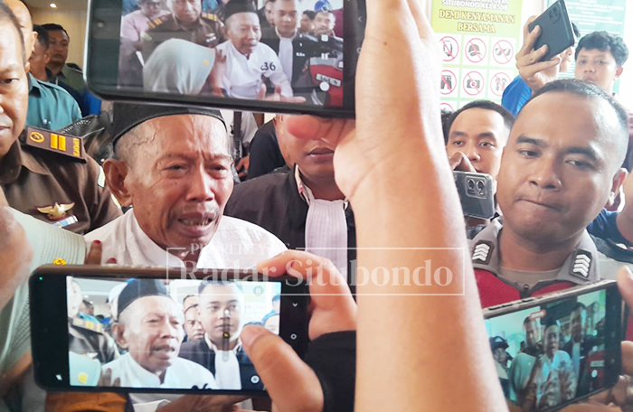 JADI SOROTAN: Terpidana pencurian burung Cendet usai mengikuti sidang putusan di Pengadilan Negeri (PN) Situbondo, Rabu (7/1).