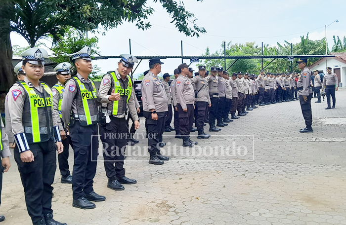 KAWAL PUTUSAN: Ratusan personel Polres Situbondo menjaga ketat sidang terpidana kakek Masir di Pengadilan Negeri (PN) Situbondo, Rabu (7/1).