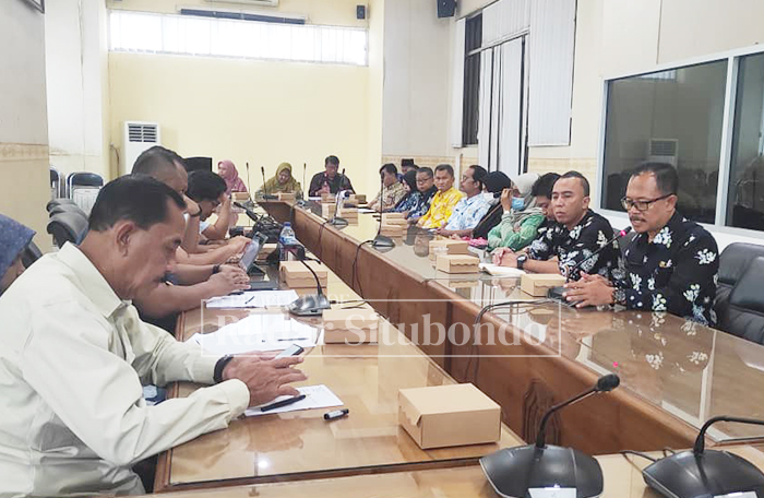 RAPAT DENGAR PENDAPAT: Anggota Dewan Perwakilan Rakyat daerah (DPRD) Situbondo mencari solusi bagi nakes Ponkesdes yang tidak lagi menerima honor, Kamis (8/1).