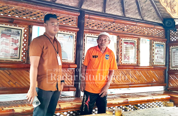 JENGUK TAHANAN: Kakek Masir dijenguk kuasa hukumnya, Hanif Fariyadi ke Rumah Tahanan (Rutan) kelas IIB Situbondo, Kamis (8/1).