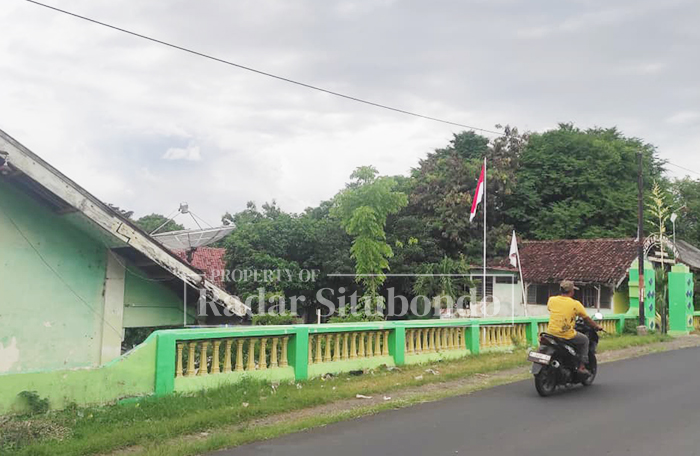 ASET PEMERINTAH: Pengendara melintas di depan salah satu sekolah di wilayah Kota Situbondo, Kamis (8/1).