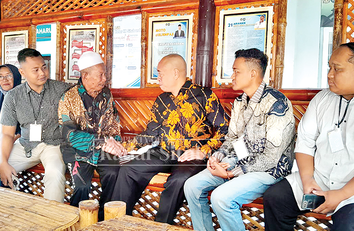 BEBAS TAHANAN: Kakek Masir warga Desa Sumberanyar, Kecamatan Banyuputih, keluar dari Rumah Tahanan (Rutan) Kelas IIB Situbondo, Jumat (9/1).