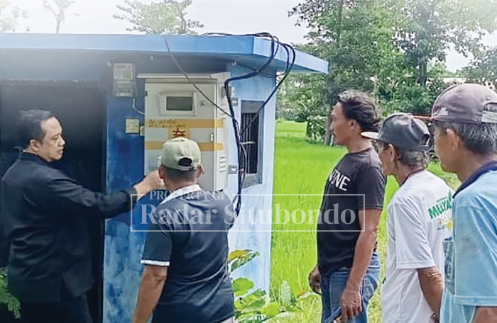 TAK TINGGAL DIAM: Andi Handoko, Ketua DPC PDIP yang juga Wakil Ketua DPRD Situbondo turun langsung menemui warga yang mengadukan nasib pertaniannya.