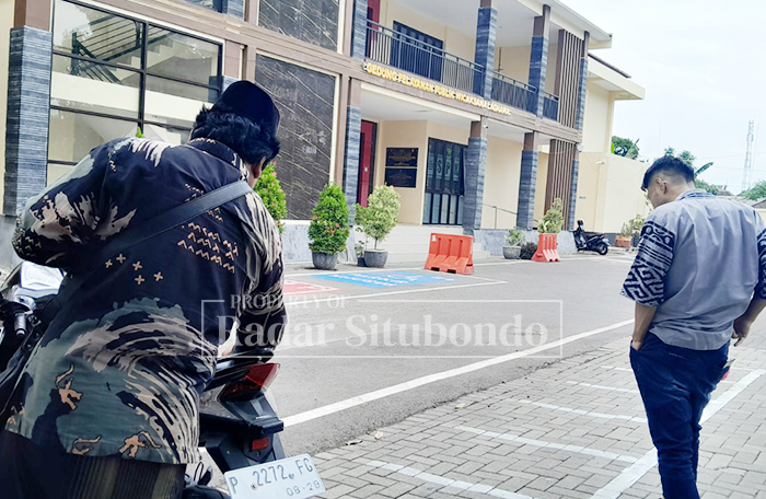 JAMAAH UMRAH: Wakil Ketua PCNU Situbondo Ust Muzamil Firdaus menghadiri pemeriksaan di Mapolres Situbondo, belum lama ini.