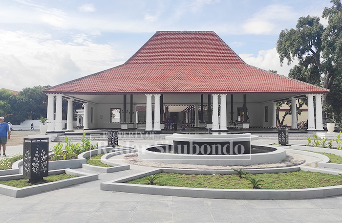 PROSES PENYELESAIAN: Warga bejalan-jalan di area Eks pendapa Bupati Besuki, Kecamatan Besuki Situbondo, Minggu (11/1).