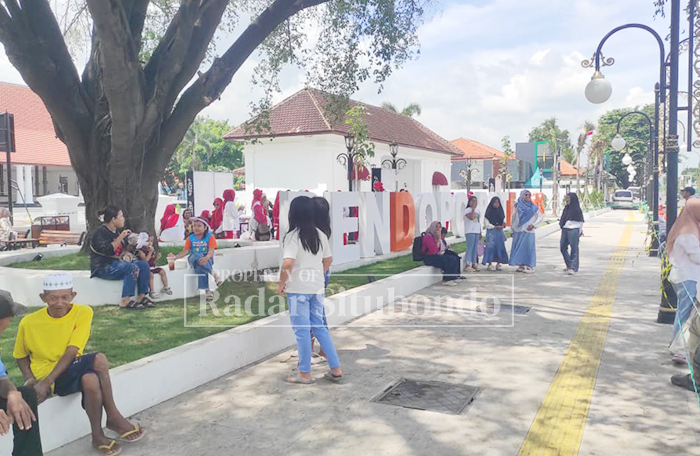 RAMAI: Pengunjung menikmati taman di depan Pendapa Ki Pate Alos, Kecamatan Besuki, Situbondo, Minggu (11/1).