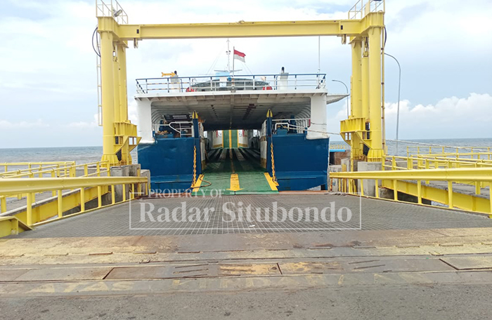 DI PARKIR: Kapal Motor Penyeberangan (KMP) lintas Situbondo &ndash; Madura terpaksa tertahan sejak Sabtu (10/1) karena faktor cuaca yang tidak mendukung.