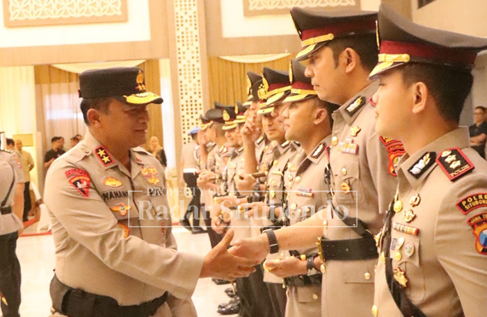 SERTIJAB: Kapolda Jawa Timur Irjen Pol Drs. Nanang Avianto, M.Si, berjabat tangan dengan Kapolres Situbondo AKBP Rezi Dharmawan, di Gedung Mahameru Polda Jawa Timur, Senin (12/1).