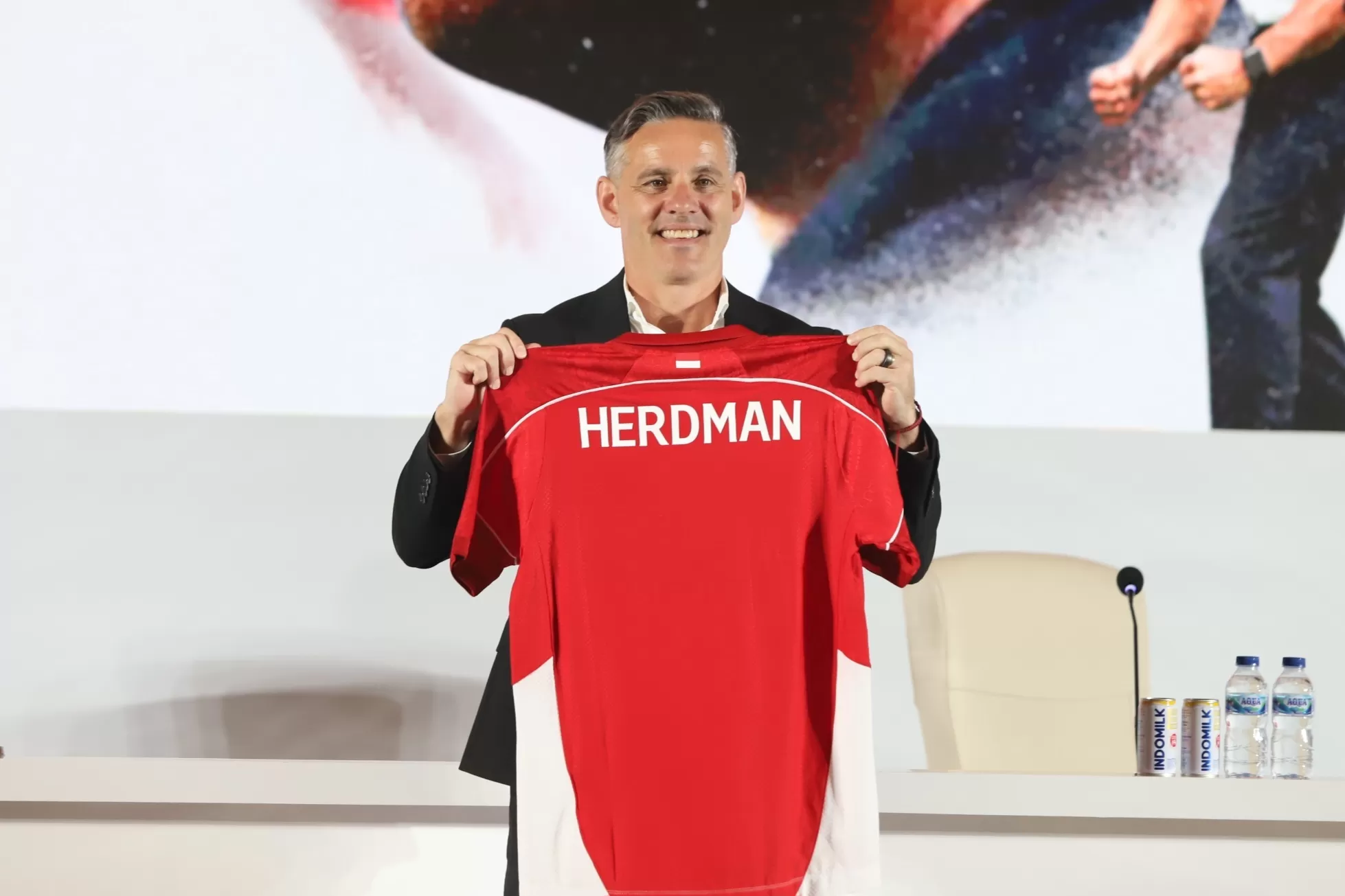 Pelatih baru Timnas Indonesia, John Herdman resmi di perkenalkan ke pada publik di Jakarta, Selasa (13/1/2026).