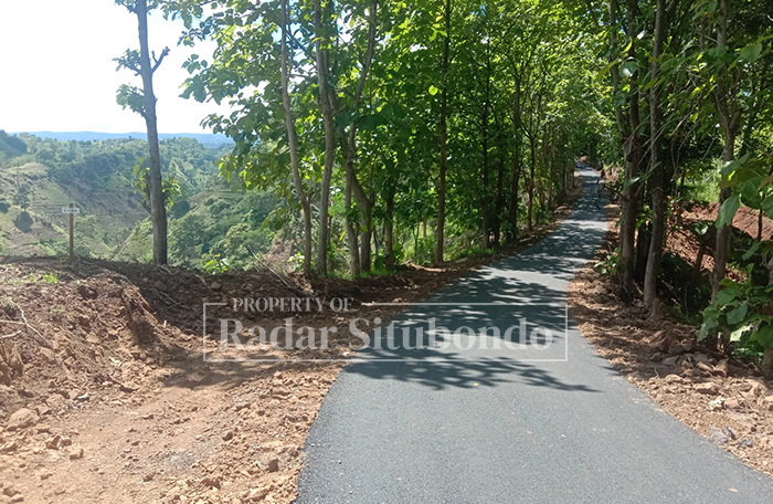 DIASPAL: Jalan Dusun Mindi dan Dusun Kacep, Desa Curah Tatal, Kecamatan Arjasa, Situbondo, telah diperbaiki untuk meningkatkan perekonomian masyarakat pedesaan terpencil, Selasa (13/1).