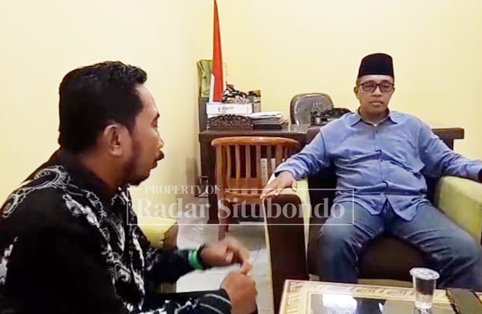 KASUS BTSL: Salah satu warga duduk di depan Balai Desa Trebungan, Kecamatan Mangaran, Rabu (14/1).