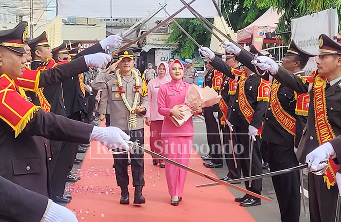 SERTIJAB: Kapolres AKBP Bayu Anuwar Sidiqie dengan sang istri disambut dengan upacara pedang pora, Rabu (14/1).
