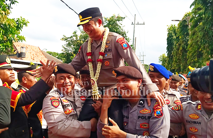 PERPISAHAN: AKBP Rezi Darmawan digotong anggota Polres Situbondo dalam kegiatan pisah kenang, di Mapolres Situbondo, Rabu (14/1)