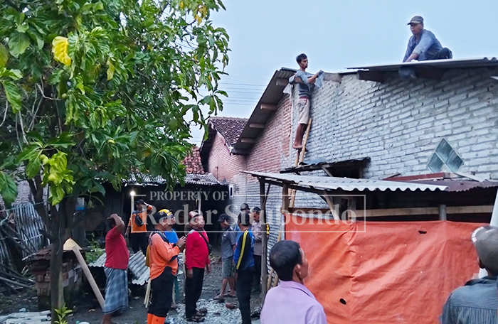 TERBAWA ANGIN: Sebuah rumah di Dusun Kerajan Pesisir, Desa Silomukti, Kecamatan Mlandingan, tampak tanpa atap setelah diterjang angin puting beliung, Selasa (13/1) dini hari.