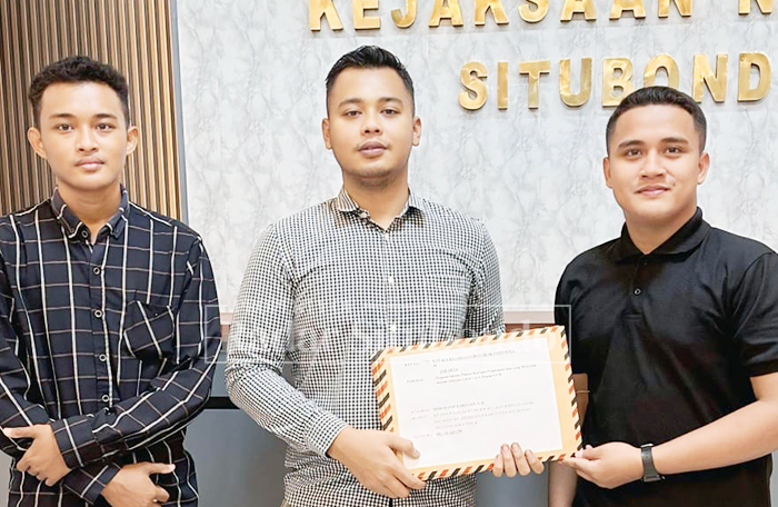 LAPOR JAKSA: Hanif Fariyadi (tengah) diapit dua temannya mengabadikan momen usai laporan di ruang lobi Kejaksaan Negeri (Kejari) Situbondo, Kamis (15/1).