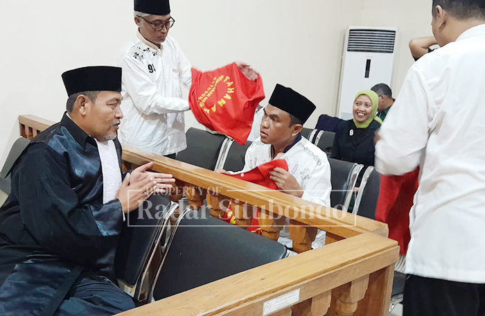 SIDANG: Tiga pengurus PT Baginda Support System memberi keterangan di hadapan majelis hakim Pengadilan Negeri (PN) Situbondo, Kamis (15/1).