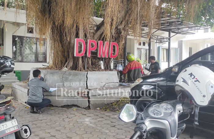 KANTOR PEJABAT DAERAH: Sejumlah warga menunggu di depan Kantor Dinas Pemberdayaan Masyarakat dan Desa (DPMD) Situbondo, Jumat (16/1).