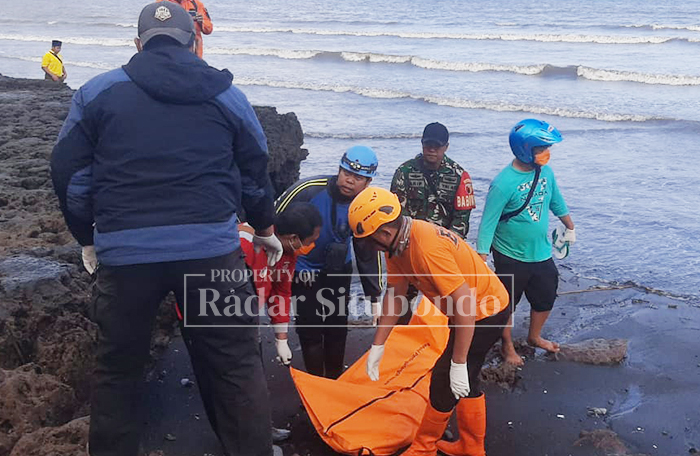 PENEMUAN MAYAT: Tim gabungan mengevakuasi jenazah mayat tanpa identitas di bibir pantai Desa Gelung, Kecamatan Panarukan, Jumat (16/1).