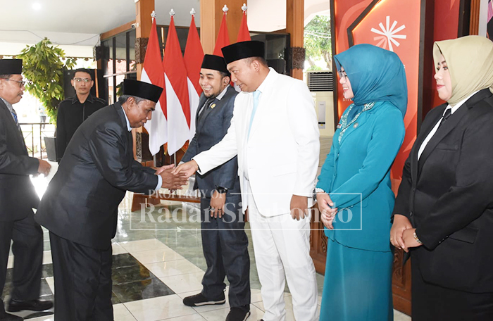 JABAT TANGAN: Bupati Situbondo Yusuf Rio Wahyu Prayogo pasca melantik pejabat pimpinan tinggi pratama di lingkungan Pemkab Situbondo, Jumat (16/1).