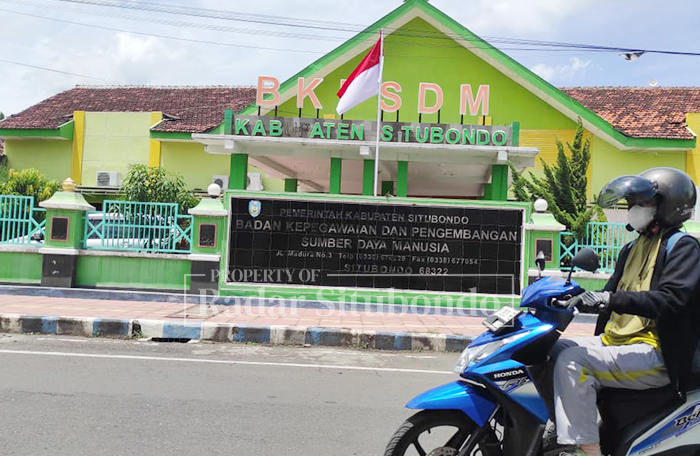 HARI LIBUR: Salah satu pengemudi melintas di depan gedung Badan Kepegawaian dan Pengembangunan Sumber Daya Manusia (BKPSDM) Situbondo, Minggu (18/1).