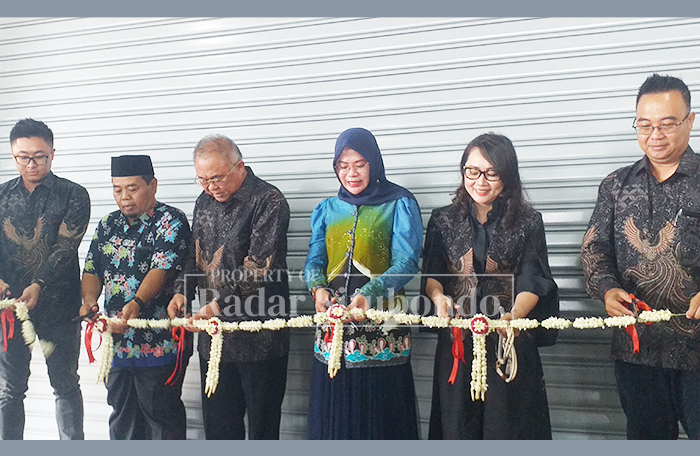 GRAND OPENING: Ketua TP PKK Kabupaten Situbondo, Husna Laili Yusuf Rio Wahyu Prayogo, bersama Owner KDS Group, Franky Satrowijoyo, didampingi Manager KDS Situbondo, Andi Irawan, menggunting pita.