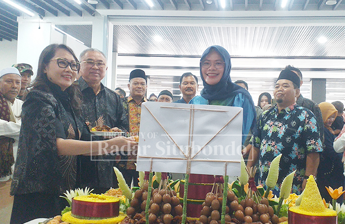 POTONG TUMPENG: Ketua TP PKK Kabupaten Situbondo, Husna Laili Yusuf Rio Wahyu Prayogo, bersama Owner KDS Group, Franky Satrowijoyo, didampingi Manager KDS Situbondo, Andi Irawan