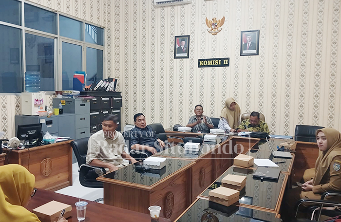 DENGAR PENDAPAT: Anggota Komisi II Dewan Perwakilan Rakyat Daerah (DPRD) Situbondo menggelar hearing bersama Dinas Pertanian dan Ketahanan Pangan (Dispertangan) Situbondo, kemarin.