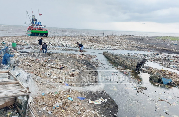 PENUH SAMPAH: Penampakan bibir pantai Desa Kilensari, Kecamatan Panarukan, dipenuhi sampah, Selasa (20/1).