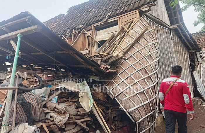 PORAK PORANDA: Akibat cuaca ekstrem, hujan deras disertai angin kencang membuat puluhan rumah dan los pasar mengalai kerusakan di Desa Besuki, Kecamatan Besuki, Situbondo, Rabu (21/1) sore.