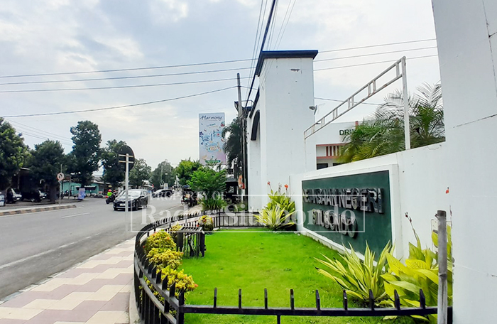 HARI EFEKTIF: Pengendara melintas di Jalan Pantura depan kantor Kejaksaan Negeri Situbondo, Rabu (21/1).
