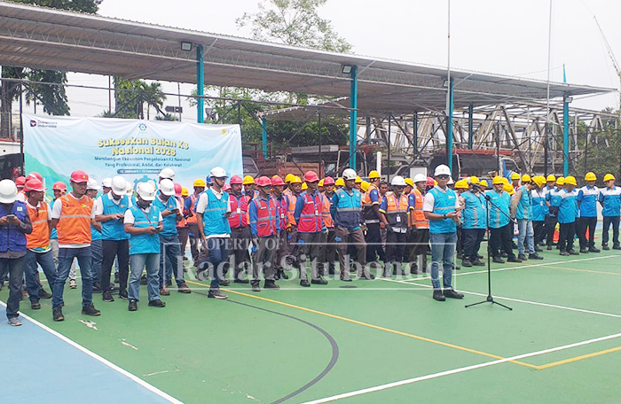 PIMPIN APEL: Manajer PLN (Persero) UP3 Situbondo, Teguh Budi Octavianto, memimpin apel bersama para asisten dan petugas secara serentak dan virtual dalam peringatan Bulan K3 di masing-masing kantor.