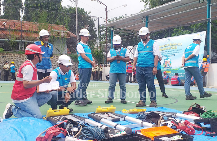 ACARA RUTIN: Petugas PLN UP3 Situbondo melakukan pengecekan kelengkapan secara berkala di halaman kantor PLN UP3 Situbondo, Rabu (21/1).