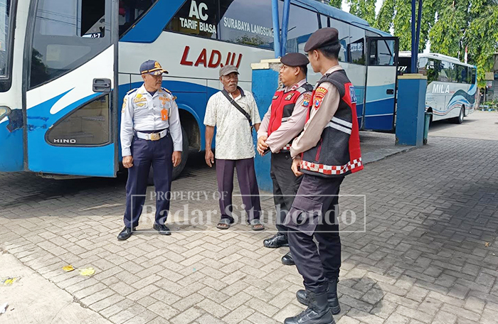 ANTISIPASI: Anggota Samapta Polres Situbondo melakukan patroli di terminal Kota Situbondo, Rabu (21/1).